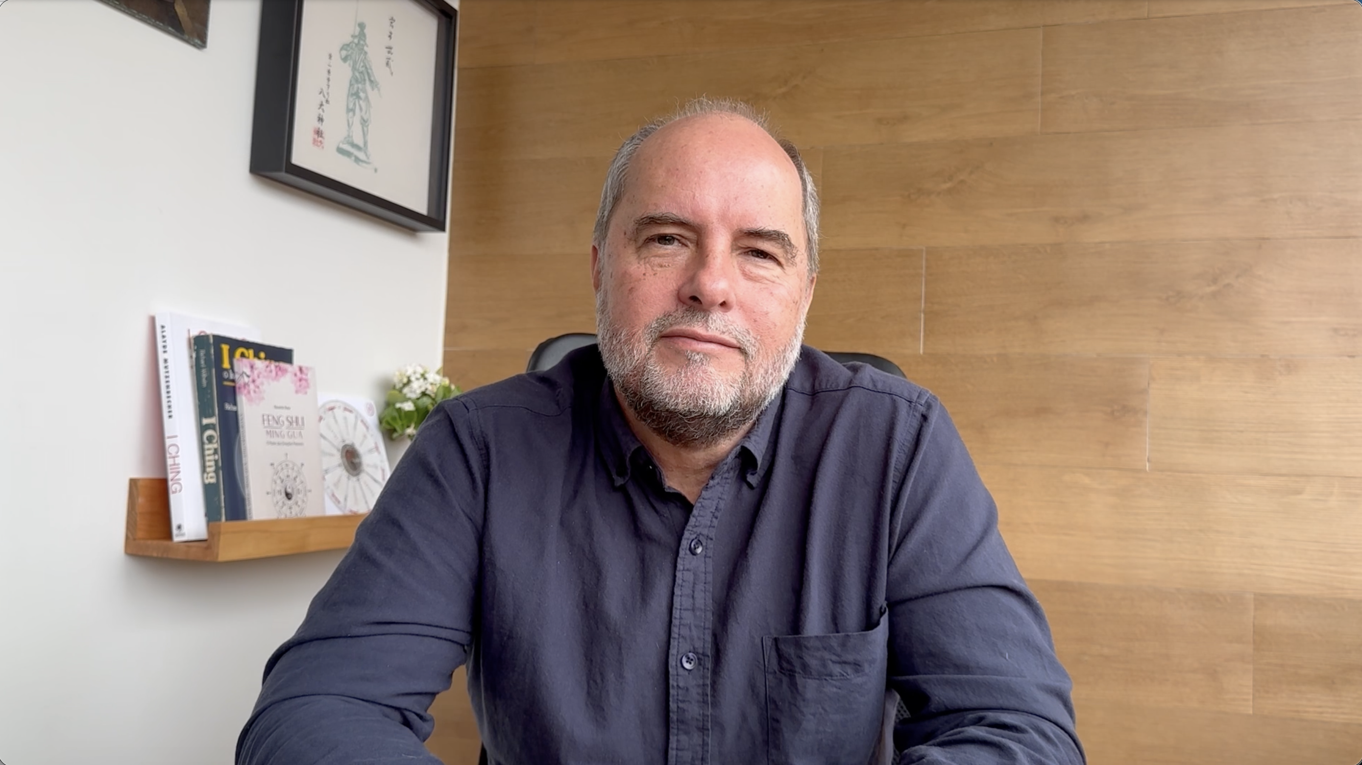 Professor Eduardo Rosa apresentando o tutorial em vídeo sobre o Mapa Pessoal do I Ching